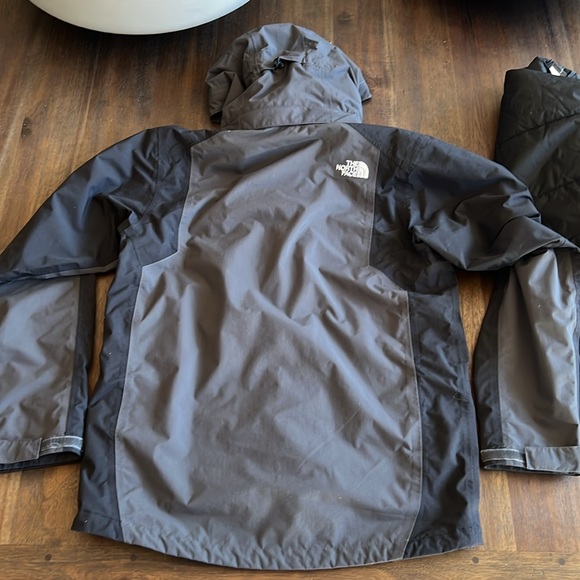 NorthFace Men’s 3 in 1 coat. Gray/Blk, Sz S, Waterproof shell detachable puffer - Picture 3 of 16